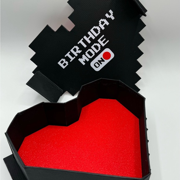 Pixelated heart-shaped box customized with magnetic side closure. - Picture 8 of 12